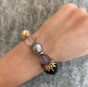 Armband  - Super fint armband med olika stora pärlor