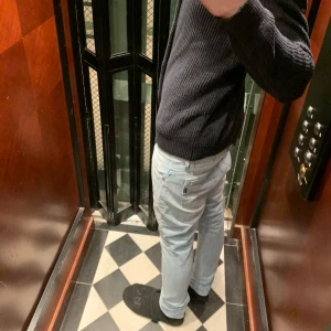 Dondup George jeans - Jag säljer nu dessa feta DonDup jeansen i den eftertraktade modellen George ”slim fit”. Sjukt snygg ljus tvätt helt utan några täcken på användning! Nya kostar jeansen 3200kr❌ , mitt pris ligger på så lågt som 599kr✅skriv vid minsta fundering och priset kan självklart diskuteras! Personligen skulle jag säga att brallorna sitter mycket litet för att vara 31! Passar mer som 30!