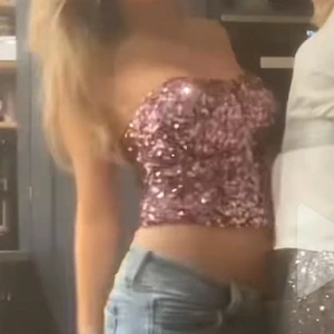 Glittrig tubtopp med paljetter - Säljer en glittrig tubtopp täckt med färgglada paljetter. Perfekt för en fest! Toppen är axelbandslös och har en tight passform. Från Zara i storlek s