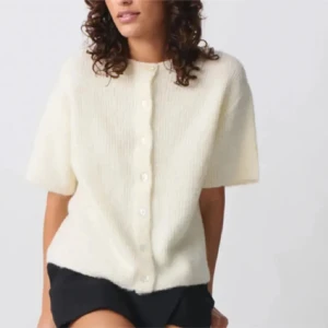 Vit kofta med korta ärmar - Stickad kofta från gina - slutsåld 