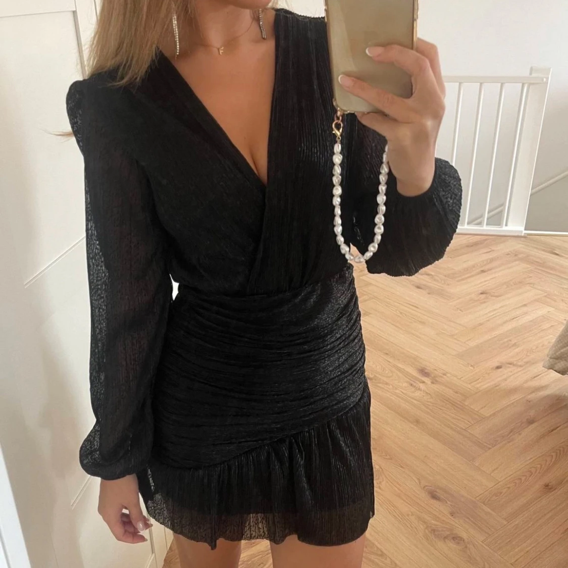 Majeliknande svart glittrig klänning