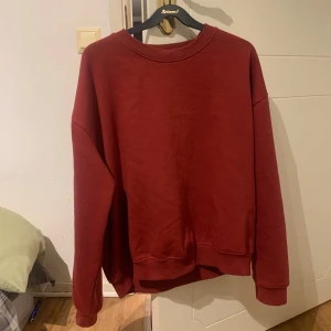 Vinröd tröja - En skön vinröd tröja från Lager157 i storlek S. Aldrig använd med jätte mjukt material inuti, perfekt till vintern och hösten. Perfekt basplagg med.