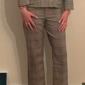 Rutiga kostym  byxor - Snygga rutiga kostym byxor. Byxorna är raka med en bekväm midja.