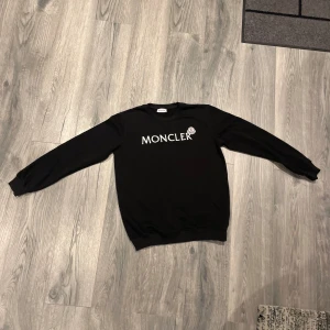 Svart tröja från Moncler - Fick i present och har aldrig använt den eftersom de inte är min klädstil. Storlek L men passar M också. 