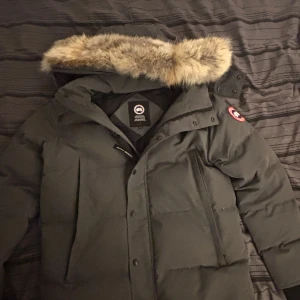 Canada goose Wyndham - Använd 3-4 gånger. Inga fel med jackan vill bli av med jackan eftersom den inte passar mig mer. Jackan är i storlek M och är normal i storleken. 