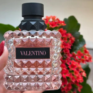 Valentino Eau de Parfum 100 ml - Elegant parfym från Valentino born in roma. Flaskan rymmer 100 ml och lite mer än halv är kvar. Perfekt för den som vill ha en sofistikerad, kryddig doft! 