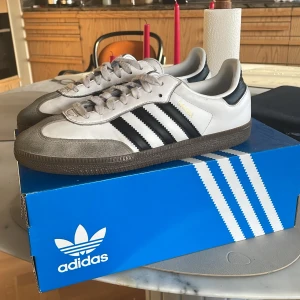 Adidas Samba sneakers - Klassiska Adidas Samba sneakers i vitt och svart. Skorna säljs då dem är försmå det har gjort att dem inte används så mycket. Dessa sambas är perfekta som slitskor eller vardagliga sneakers. Skorna är i storlek 41 1/3 men skulle säga att dem passar 41 mer. Nypris på dessa är 1250 kr| mitt pris 599. Priset ej hugget i sten 🪨. Först till kvarn🔥