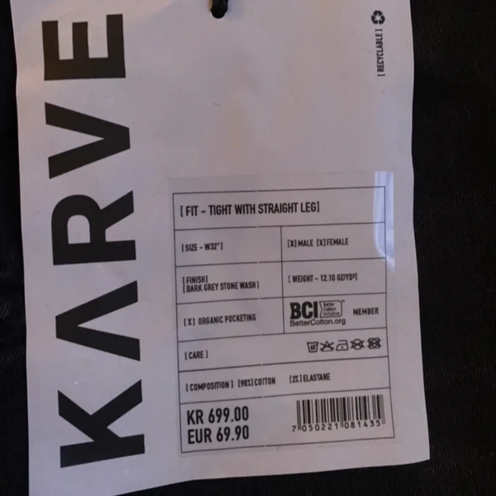 Snygga svarta jeans från Karve med tight passform och raka ben. Tillverkade i en mörkgrå stentvättad bomullsmix med elastan för extra komfort. Perfekta för en stilren look.. Farkut & Housut.