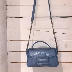 Väska  - Väska från Zara i färgen Jeans blå. 