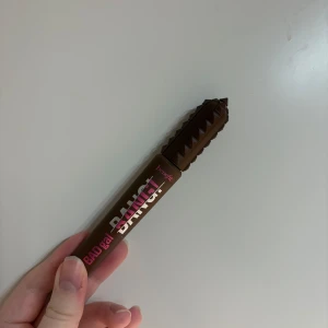 Brun mascara från Benefit - Säljer en brun mascara från Benefit med en smal borste för precision. Perfekt för att ge volym och längd till dina fransar. Enkel att applicera och ger ett naturligt resultat. Älskar denna då jag har den i den röd/bruna färgen, jag råka köpa fel först… den är testad men inget mer än det! Säljer för mindre än halva priset nypris är 379 kr 