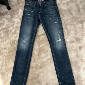 Jeans med slitningar  - Säljer du dessa sprillans nya jeans med slitningar. Bara använda fåtal gånger och är som nya. Nypris ligger på 1900kr och de är i storlek W30 L34. Bara att skriva vid minsta fundering!😁