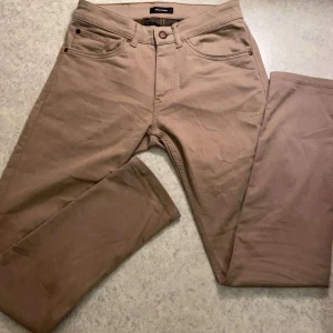 Beige byxor från Matinique - Snygga beige byxor från Matinique med klassisk femficksdesign och knappgylf. Perfekta för en stilren look. Använt 3 gånger. Original priset 1000                                                                   Storlek: Waist 30 Lenght 32