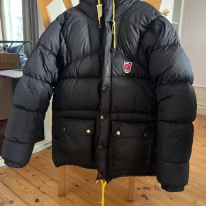 Fjällräven jacka - Säljer min svarta fjällräven jacka, superfint skick och finns inga defekter. Storlek xxxs men sitter som en s☺️nypris:7000kr