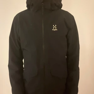 Haglöfs Jacka svart storlek xs/s - Här är en fin, oanvänd haglöfs jacka! 9,5/10 i skick. Svart och stilren. Regnjacka men även vindjacka! Jag på bilden är 185 och den är snäppet för kort för mig. Om du är längden 165-182 kommer denna passa dig perfekt!! Pris kan diskuteras och sänkas vid snabb affär! Har du frågor om produkten kan du bara skicka iväg ett meddelande så svarar jag på det så snart som möjligt!!!