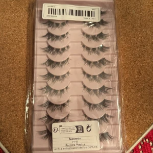 Svarta lösögonfransar i set - Set med flera par svarta lösögonfransar. Perfekta för att ge volym och längd till dina naturliga fransar. Kommer i en praktisk förpackning för enkel förvaring.