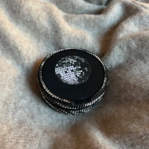Svart förvaringsdosa med valfri design  - Disco kula dosan✨Perfekt för att förvara småsaker eller som en dekorativ detalj. 