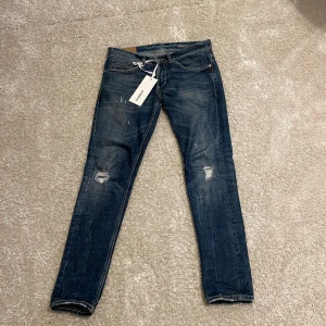 Dondup George  - Snygga blå dondup George jeans, i det bästa skicket! Storleken är 33 men passar bättre på 32 möjligtvis 31. Skriv om ni har några frågor eller intresserade! MVH🙌🏼