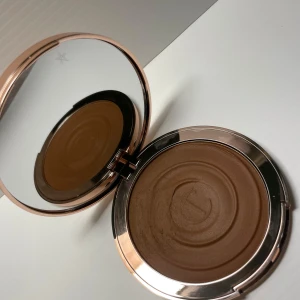 Bronzer Charlotte Tilbury i Tan - Knappt använd , testad lite se foton