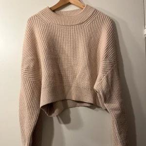 Beige stickad tröja &OtherStories - Mysig beige stickad tröja med ribbad struktur från &OtherStories. Något croppad design (slutar ungefär vid byxlinningen) och låååånga ärmar. Täcken på användning men har mycket kvar att ge! 🤝