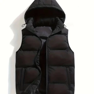 Svart dunväst med huva - Snygg svart dunväst med huva och dragkedja. Perfekt för kyligare dagar och ger en sportig look. Västen har en stilren design med praktiska fickor. Storlek s