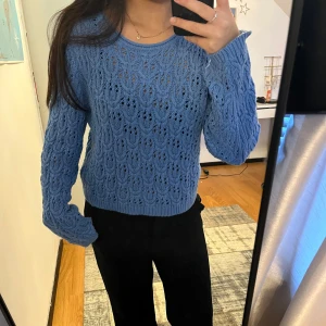 Blå stickad tröja - Säljer en snygg blå stickad tröja med ett fint hålmönster 💙Inte använd så mycket så den ser helt ny ut!