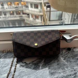 Lv väska  - Kommer med dustbag, inga skador men har spillt mascara i botten. 