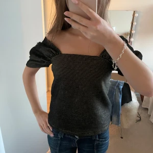Svart glittrig topp med puffärmar - Så fin!! Prislappen kvar🫶🏼perfekt till nyår o jul😍
