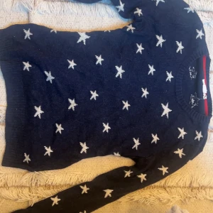 Mörkblå tröja med stjärnmönster - Snygg mörkblå tröja med vita stjärnor över hela. Tröjan har långa ärmar och en rund halsringning. Är storlek M men passar S lika bra💘