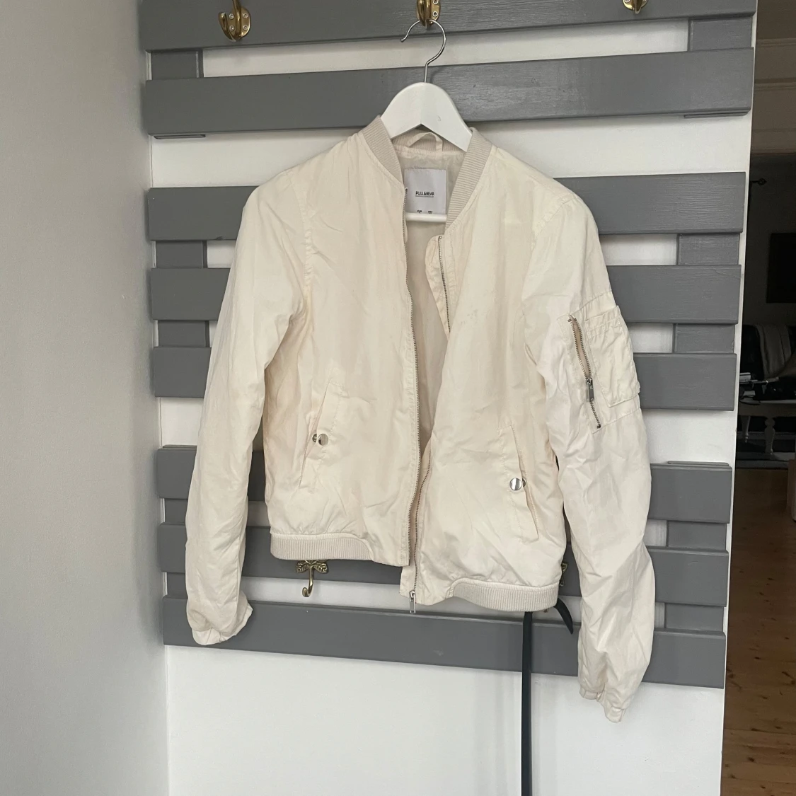 vit bomberjacka från Pull&Bear - 91