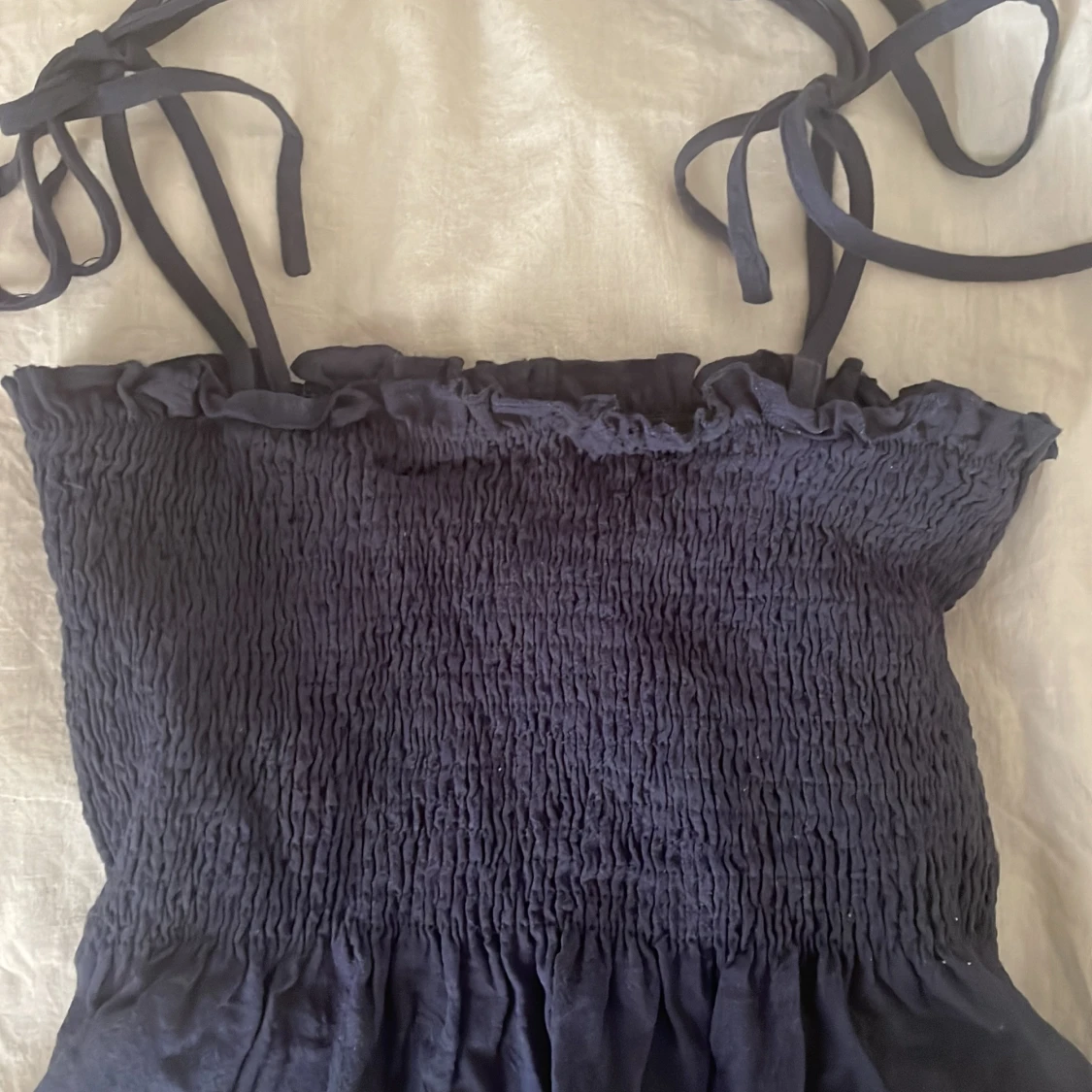 Marinblå topp med knytband och smock - 90