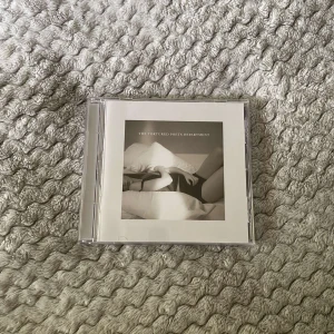 Taylor Swift ttpd cd - Säljer en öppnad Tortured poets department cd för 120 kr, aldrig spelad :)