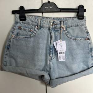 Jeans shorts med prislapp kvar aldrig använda 