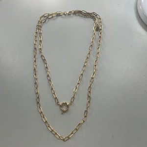 Guld halsband💛 - Ett guld halsband från ur och penn💛Inte riktigt guld! Säljer för att det inte används🧡 Inga defekter som helt nytt! Aldrig använt den. Original pris 100kr tror jag💛 Pris går att förhandla om!