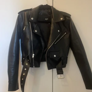 Skinnjacka - Jackan är i nyskick Inge fel på den och den är knappt använd, köpt för ungefär 2år sen och vill ba bli av med den. Priset kan diskuteras💓