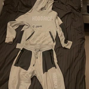 Hoodrich set medium - Grå hoodrich set i bra skick. Medium 