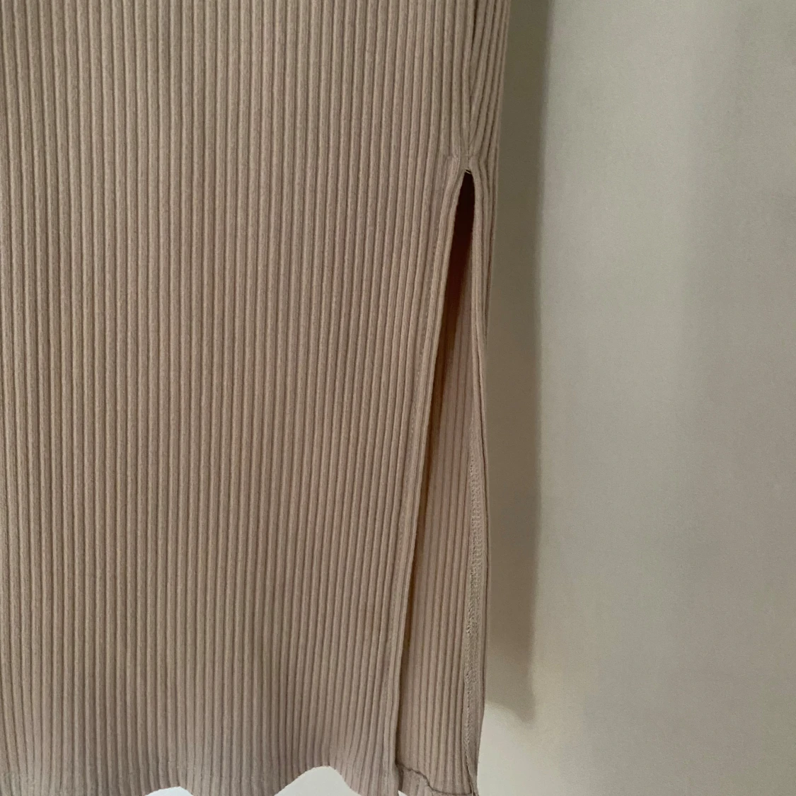 Beige ribbad klänning - 90