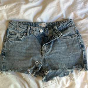 Säljer pga att de börjar bli för små.  Jätte fina Jeansshorts som är använda mycket. Köpta för två år sedan. Fortfarande jätte bra skick🙌🏼 köpta för 299kr. Är 167 lång och de sitter bra fortfarande men kommer nog vara för små till nästa sommar tyvärr.