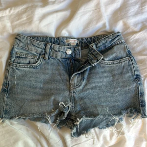Jeansshorts  - Säljer pga att de börjar bli för små.  Jätte fina Jeansshorts som är använda mycket. Köpta för två år sedan. Fortfarande jätte bra skick🙌🏼 köpta för 299kr. Är 167 lång och de sitter bra fortfarande men kommer nog vara för små till nästa sommar tyvärr.