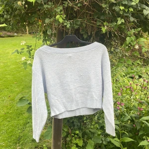 Stickad tröja! - Jag säljer denna fina tröja ifrån H&M, perfekt till höst, vinter, vår och sommar! Den är i storlek xs men passar även för folk som är mer S/XSS. Väldigt lätt stylad! Den är i nyskick!