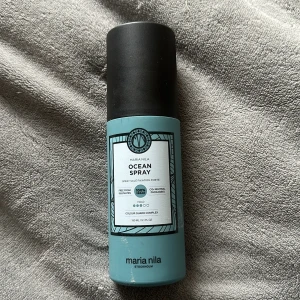 Maria Nila Ocean spray - Saltvattensspray från Maria Nila. Stadga 3/5. 150ml. Helt oöppnad då varken jag eller någon i min familj använder saltvattensspray. Passar perfekt till kortare dam- och herrfrisyrer. Spraya i fuktigt hår. 