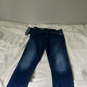 Replay jeans  - Säljer nu dessa replay jeans då dom inte passa mig i passformen dom är helt nya aldrig använda ny pris 1900  Hör av er vid fler frågor eller fler Bilder😀