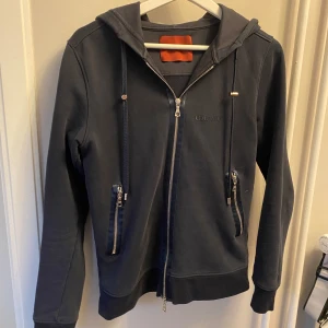 Limitato  - Riktigt snygg zip hoodie från Limitato  Skick 9/10  Tyvär inget kvitto eller box kvar 