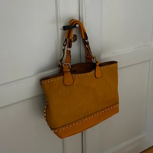 Superfin axelremsväska  - Höjd 23 bredd 42. Väskan är i gott skick. Superfin att ha till hösten. 