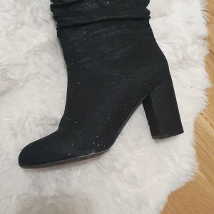 Boots - Glitter boots, högklackade. Använt en gång. St 36 egentligen. Kan inte gå i klackskor drf säljs dem. Köpt fär 559 i Afound men säljer för 350kr.