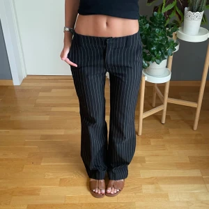 Randiga kostymbyxor - Randiga kostymbyxor i storlek 34 från HENNES (vintage), jag är 165 och de sitter perfekt! 😇