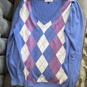 V-ringad stickad tröja - Bra skick, knappt använd💙