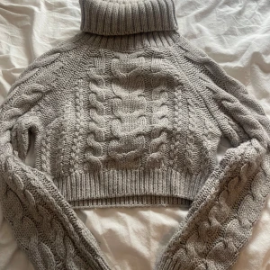 Stickad tröja - Säljer min fina gråa stickade tröja som är underbar när det är kallt ute, från gina tricot i fint skick. Storlek XS, använd fåtal gånger. Säljes för 200 ordinarieplats 350.