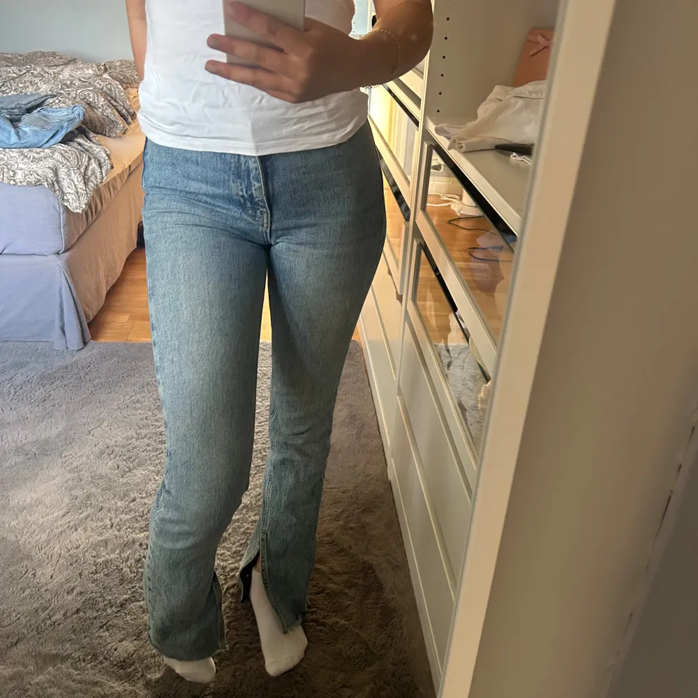 Säljer dessa jättefina utsvängda jeansen från Gina🫶🏽. Jeans & Byxor.