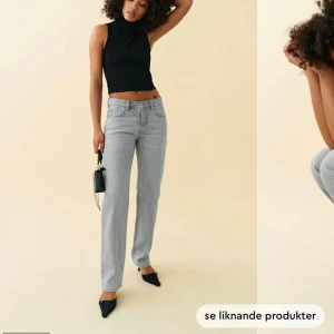 Low straight jeans - Ginas super fina low straight jeans modell i ljusgrå. Dem är använda 3 gånger så helt i nyskick. Köpta för 599, säljer för 250, stl 32