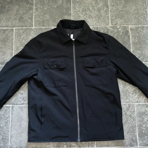 Overshirt - En snygg selected home overshirt/jacka. Aldrig använd. Passar perfekt till höst och vinter. Kan passa M oxå. Pris går att diskuteras